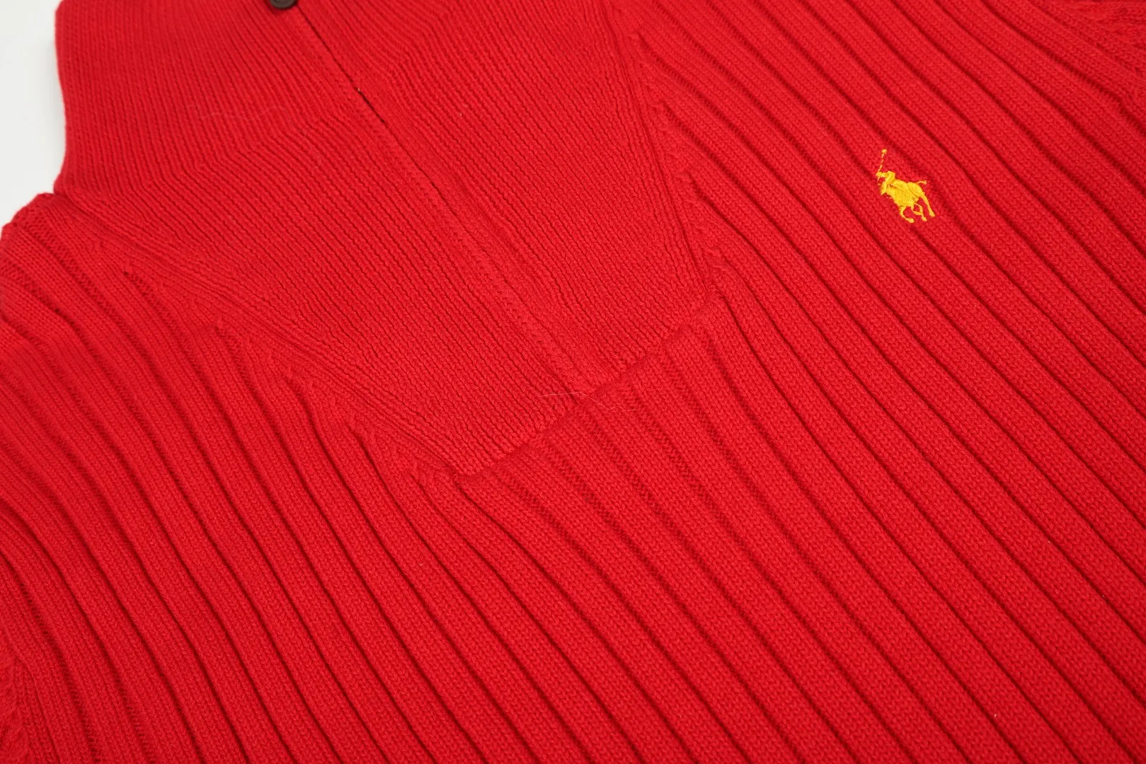 P250 Top quality" Style number: DS114# (not off the shelves all year round) [Ralph Lauren half-zip solid color pony embroidered logo striped knitted sweater] ✅Ralph Lauren half-zip classic basic versatile unisex couple pullover sweater ✅Main supplier platform live broadcast Wholesale entity Replenish when out of stock Not off the shelf ✅ZP quality 1:1 version Scan the code to enter the GF website Counter quality ✅Detailed quality The only one in Guangzhou Imported quality cotton yarn, focusing on high-end, cost-effective, good quality needless to say. ✅Restore the original version. The maximum size can be worn up to 190 pounds. Loose, comfortable and stress-free. ✅The upper body is simple and easy to match. A must-have item for ootd. Good-looking clothes are never picky. Recommended must-have items in the wardrobe. Size: S-XL. Color: Black, white, gray, khaki, navy blue, white label, red gold label.
